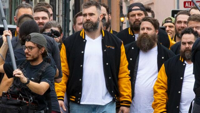 Jason Kelce trifft New Orleans mit Look-Alikes

