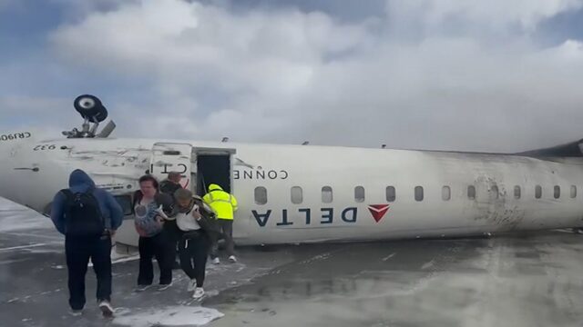 Delta Airlines -Flugzeugabstürze am Flughafen Toronto, flippt auf den Kopf

