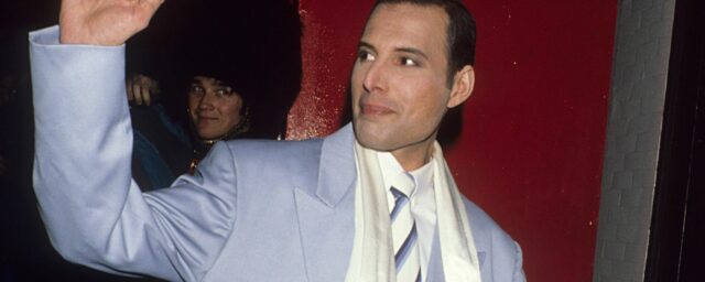 An diesem Tag im Jahr 1990 trat Freddie Mercury neben den Kameraden ihrer Königin einen ruhigen letzten öffentlichen Auftritt

