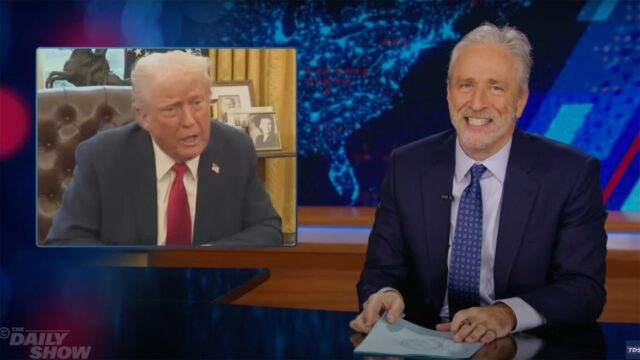 Jon Stewart Merry Trumps hat den Handelskrieg in der Daily Show verspottet

