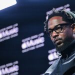 Kendrick Lamar hat eine kleine Halskette während der Ruhezeit von Super Bowl