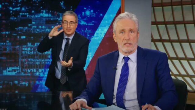 Jon Stewart wird von John Oliver über die amerikanische Monarchie -Ära gehalten

