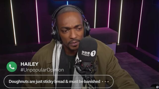 View Anthony Mackie Debatte Onbopuläre Meinungen mit BBC -Radio -Bellern an.

