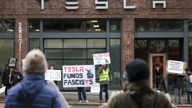 Demonstranten verweigern den faschistischen Elon Moschus in Dutzenden von Tesla Showrooms ländlich

