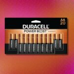 Vel Duracell aa -Batterien, während sie fast halb kurz werden