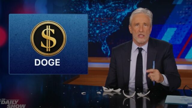 Jon Stewart schlägt Becher während des Rants über Elon Musks Doge Cuts

