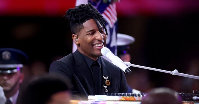 Die Nationalhymne von Jon Batiste Super Bowl im Jahr 2025 verursacht Chaos mit den Besten

