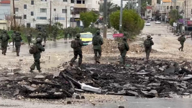 Tausende Palästinenser fliehen an israelischen Angriffen auf den besetzten Westjordanland

