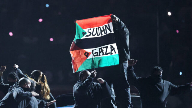 Super Bowl -Halbzeit -Darsteller, der dem Protest der Palästina & Sudan Flagge zurückgehalten wurde

