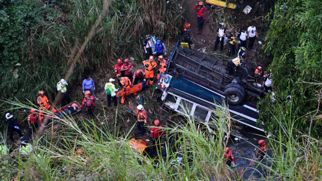 Der Busunfall in Guatemala tötet mehr als 50 Menschen

