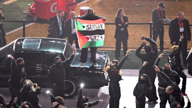 Der Super Bowl-Künstler erklärt Palästina-Sudan-Flag-Protest

