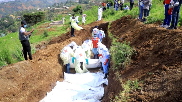 Video: Rote Kreuz Bury 18 Leichen im Massengrab mitten in Bukavu -Assoziation

