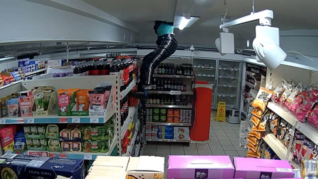 Der Dieb in Großbritannien hat sich auf den Klettern der Kamera durch den Supermarktstapel erwischt

