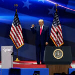 Video: Trump Lauds erster Monat wieder an der Macht, bevor er das Publikum bei CPAC liebt