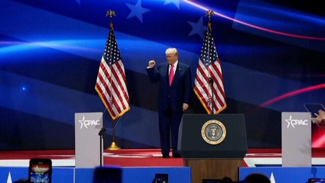 Video: Trump Lauds erster Monat wieder an der Macht, bevor er das Publikum bei CPAC liebt

