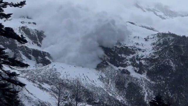 Moment einer massiven Lawine, die Touristen in China anschwellen

