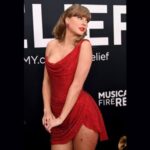 Grammy Awards 2025: Taylor Swift dreht die Köpfe in roter Minikär- und Perlenstrumpfbandkette im Korsettstil (View Pics)