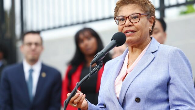 Der Bürgermeister des Karen Bass entzündet die Feuerwehrleute für arme Manager von Waldbränden

