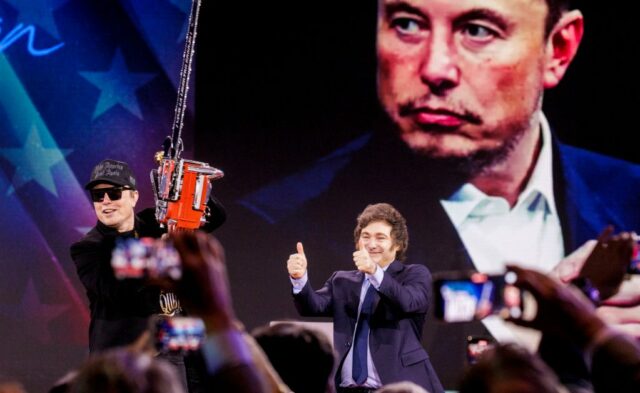 Elon Musk Waves Javier Mileis Kettensäge, die Kürzungen bei den Staatsausgaben bei CPAC anprallt

