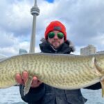 Lokale Angler fängt fast in der Muskie -Länge im Hafen von Toronto ein