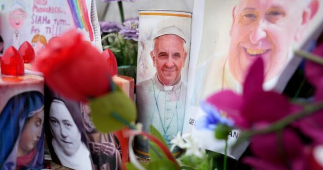 Papst Franziskus verbringt den 10. Tag im Krankenhaus mit "Niereninsuffizienz"

