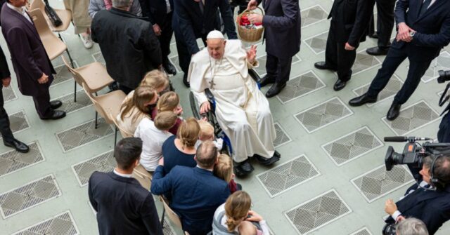 Der 88-jährige Papst Franziskus hat eine Lungenentzündung in beiden Lungen, ist aber in guter Stimmung, sagt der Vatikan

