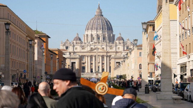 Papst Franziskus 'nicht aus Gefahr', während die Ärzte ihn ins Krankenhaus eingeliefert halten

