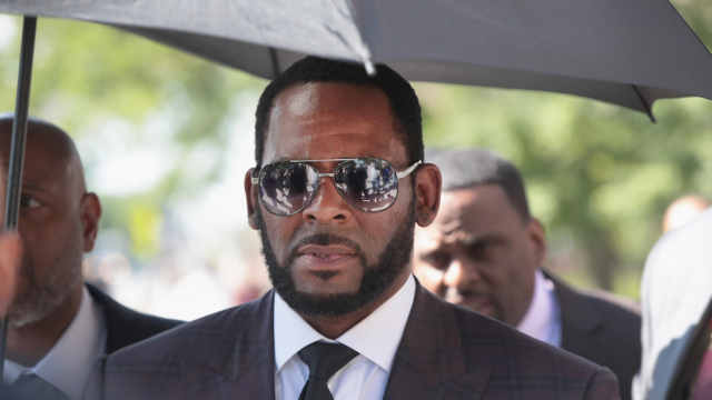 R. Kelly fuhr von 6 Opfern sexueller Missbrauch für 9,9 Millionen Dollar fort, die er ihnen immer noch schuldet

