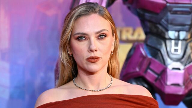 Scarlett Johansson Slames hat ein Video von Prominenten erstellt, die Kanye West anprangern: "Wir müssen den Missbrauch von AI nennen".

