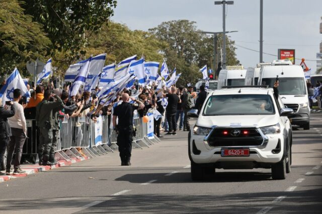 Die Hamas veröffentlicht 4 Körper, Israel sagt, man sei nicht der, der sie sagten, es sei es

