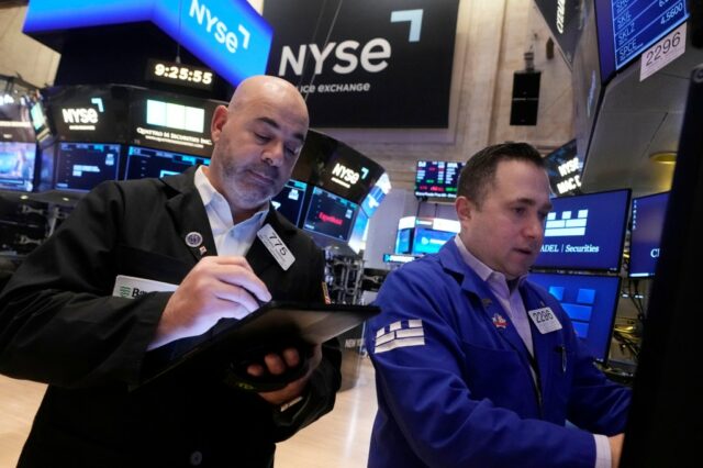 Wall Street sinkt, während die Sorgen über Trumps Tarife, Inflation, eintreffen

