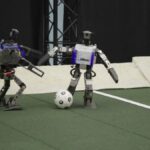 Sehen Sie sich diese Google DeepMind -Roboter an, um ein Fußballspiel zu spielen