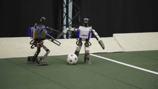 Sehen Sie sich diese Google DeepMind -Roboter an, um ein Fußballspiel zu spielen

