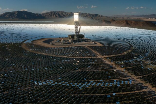 Dieses außerirdische Spiegelfeld in der kalifornischen Wüste war einst die Zukunft der Sonnenenergie. Es schließt nach nur 11 Jahren

