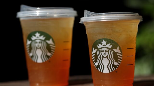 Warum einige Starbucks -Standorte von Plastik zu Pappbechern wechseln

