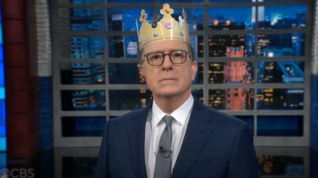 Stephen Colbert sagt Trump, dass es nur einen amerikanischen König gibt, der sich verbeugen wird Video

