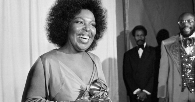 Roberta Flack, Singer-Songwriter von R & B Timeless R & B hinter 'Killing Me sanft mit seinem Lied', stirbt bei 88 bei 88

