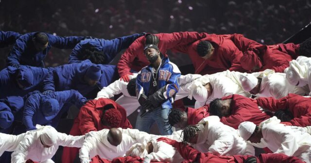 Kendrick Lamar im Fernsehen "The Revolution" während der Halbzeitleistung des Super Bowl übertragen. Hier ist was es bedeutete

