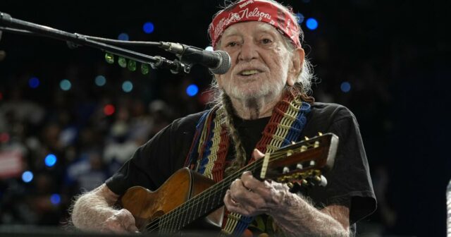 Willie Nelson, Bob Dylan trifft sich (wieder) zum Outlaw Music Festival zum 10 -jährigen Jubiläum

