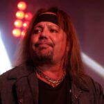 Die Freundin des bunten Crue Vince Neil wurde verletzt, Pilot bei einem Flugzeugabsturz getötet