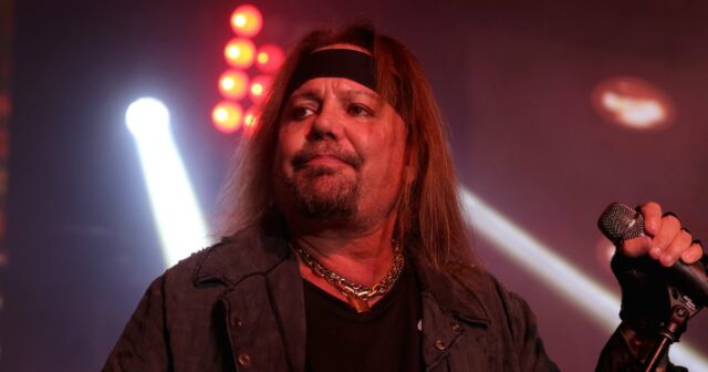 Die Freundin des bunten Crue Vince Neil wurde verletzt, Pilot bei einem Flugzeugabsturz getötet

